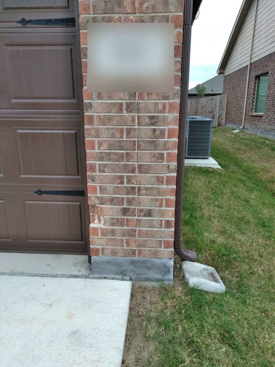 Before — Cracked Brick Column — Champion Brick Repair